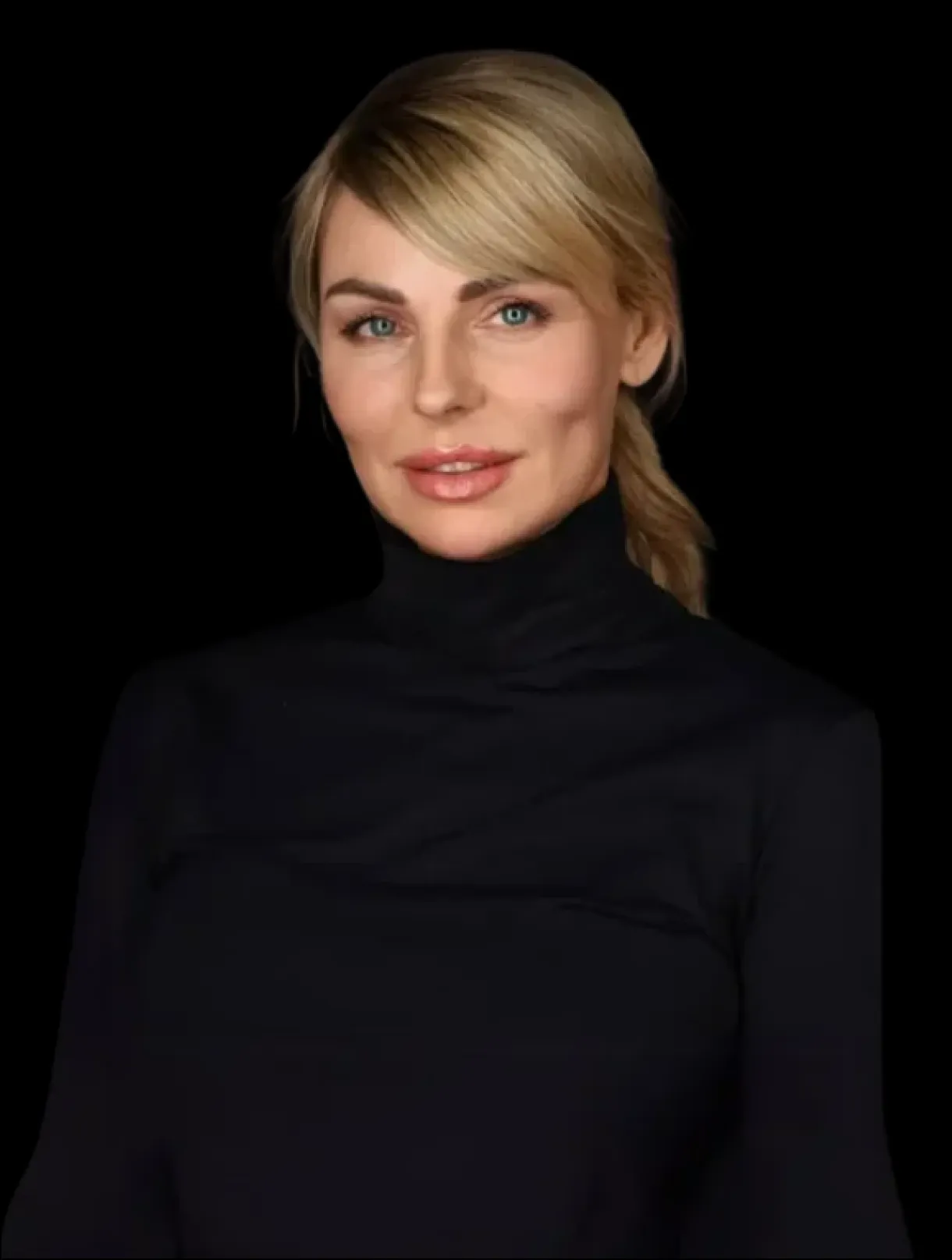 Kobieta z blond włosami zaczesanymi do tyłu, ubrana w czarny golf, pozuje na czarnym tle. Z niebieskimi oczami i lekkim uśmiechem, uosabia pewność siebie często spotykaną po zabiegach medycyny estetycznej Wrocław.