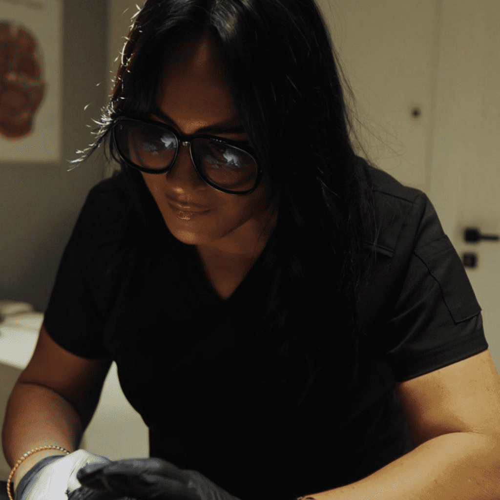 Prowadzenie twarzy w czasie to proces oparty na biologii, nie trendach. W Illustre nie robimy metamorfoz – projektujemy długoterminowy plan: organizm, skóra, struktura. Naturalnie.